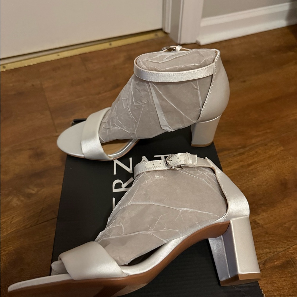 NWT Naturalizer Vera Heels, Size 8, Pearl Satin White